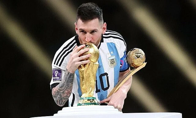 Messi hon len Cup vang FIFA sau khi nhan Qua Bong Vang World Cup 2022 tren san Lusai ngay 18 12